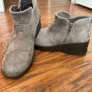 Bzees Bliss Womens Gray Fabric Ankle Boot Shoe Size 8 (WIDE) Wedge Heel 7755
